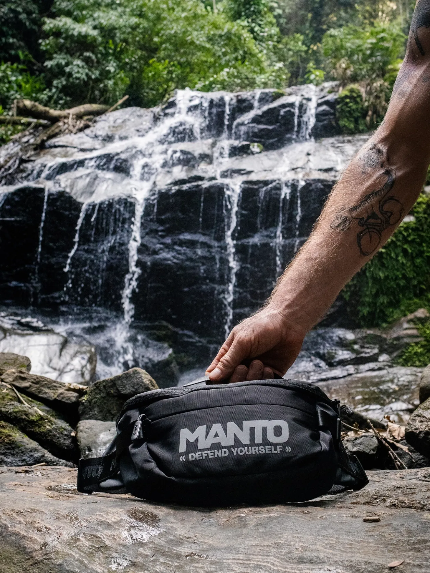 MANTO waist bag DEFEND schwarz